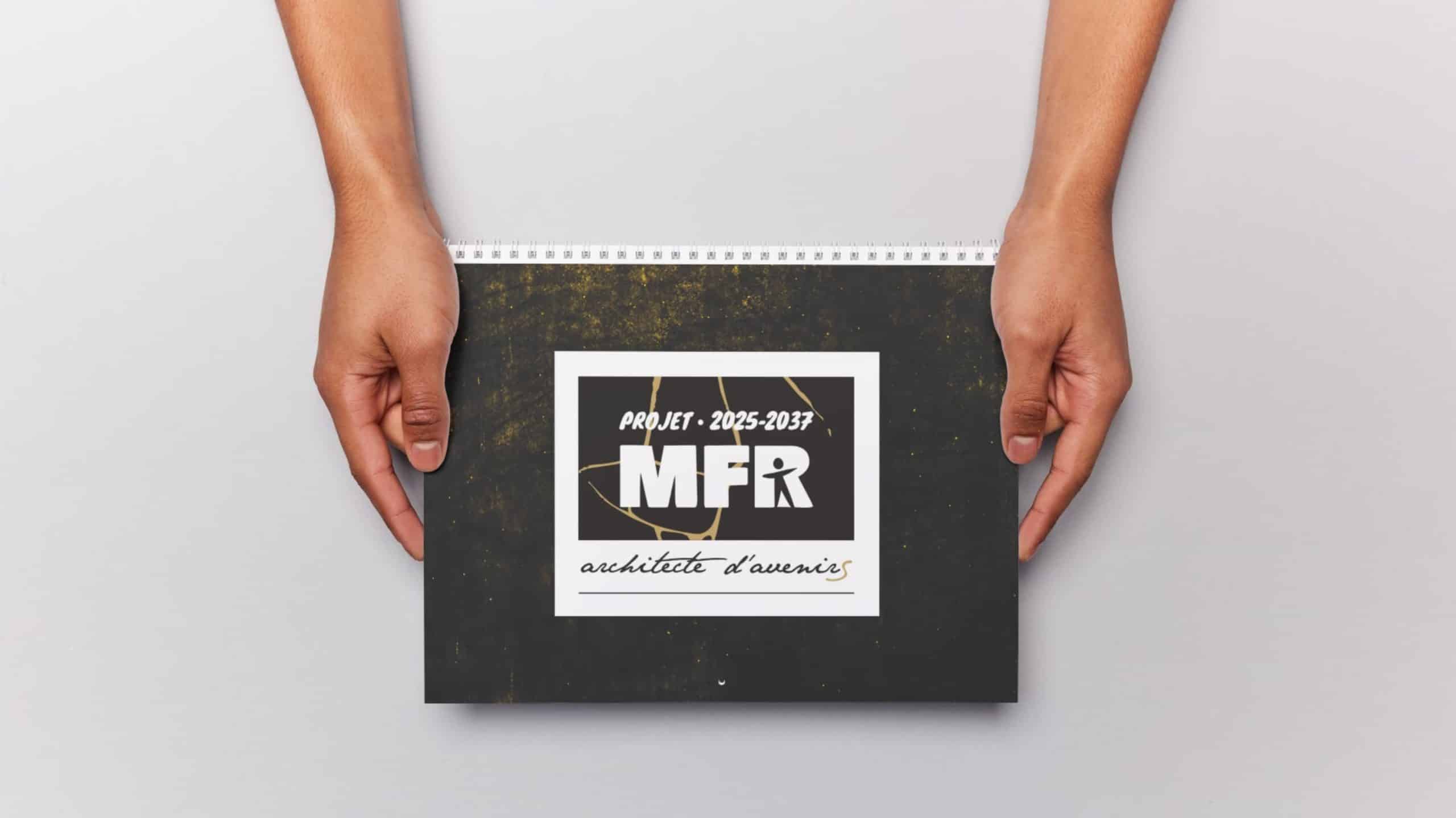 2 bras tiennent dans leur mains la brochure du Projet