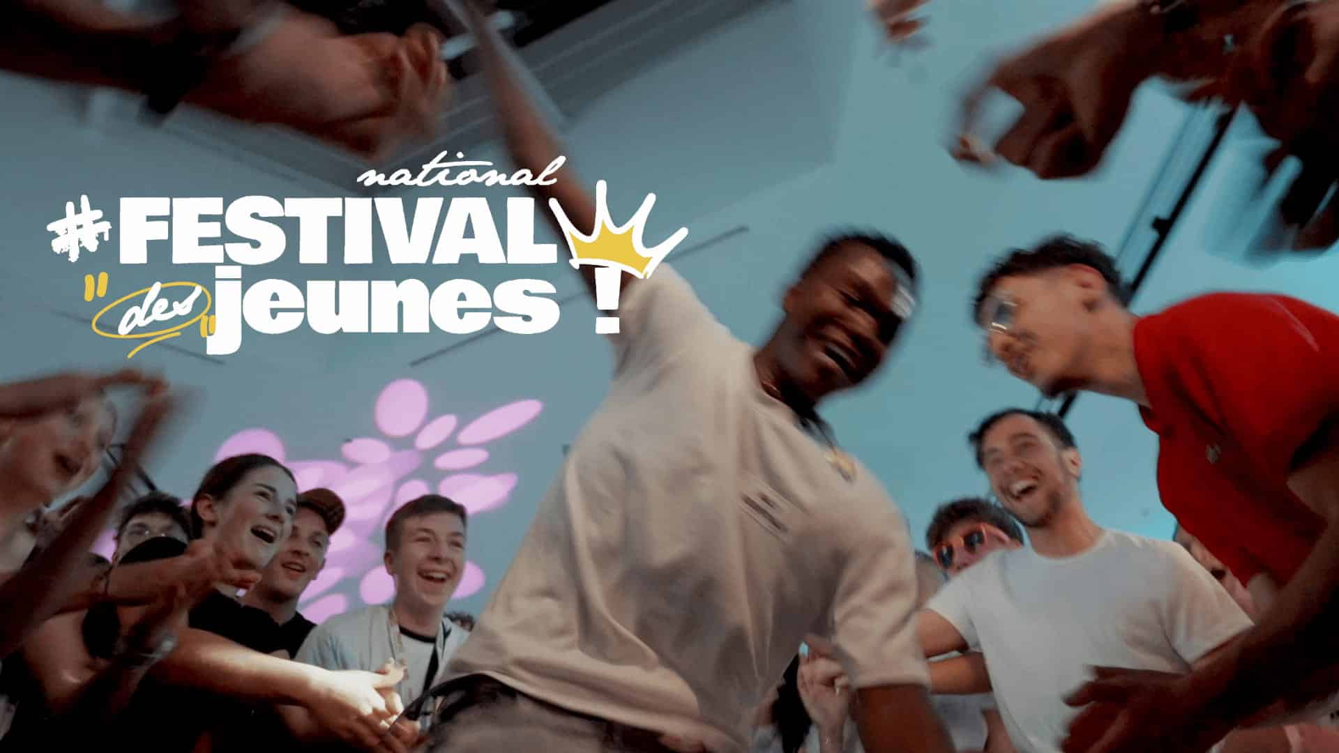 Groupe de jeunes en pleine célébration lors du Festival national des jeunes MFR 2025, ambiance festive et collective sur fond de lumières colorées
